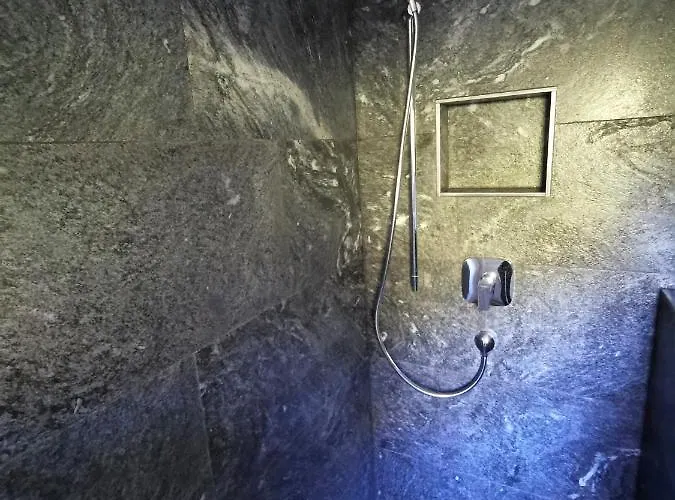 Gschloessl, 劳里斯